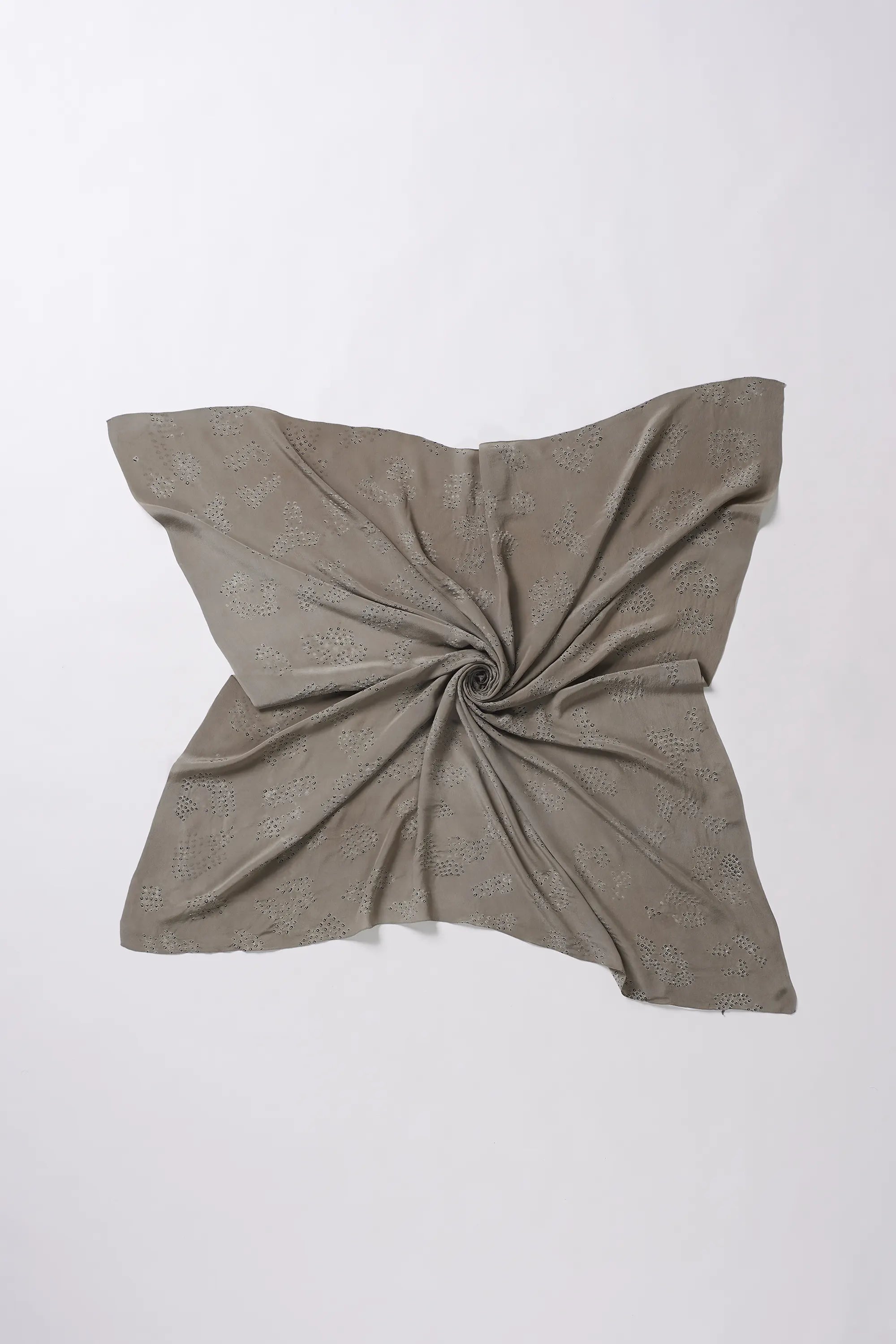 SMOKE COLOR SILK WITH BANDHANI SCARF
