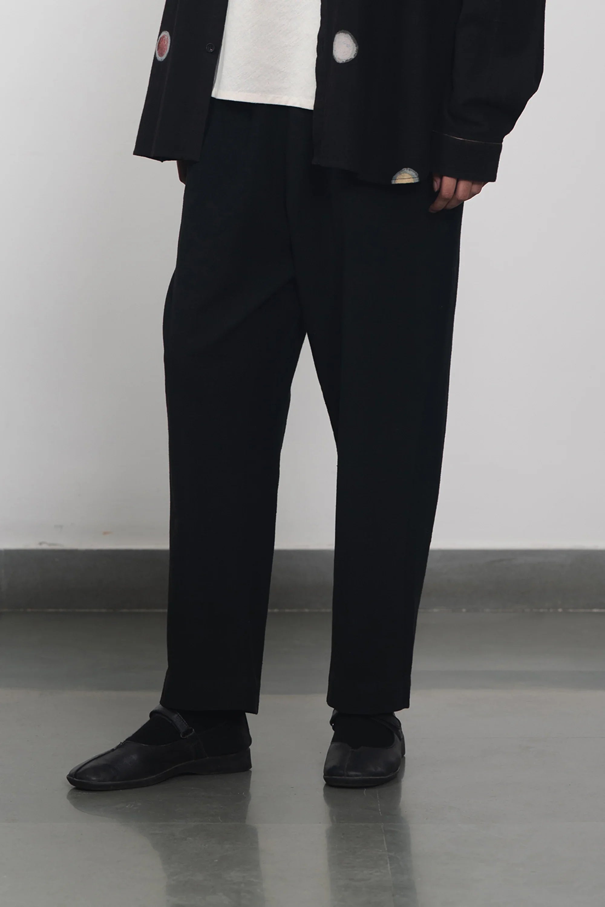 A women wearing black pant