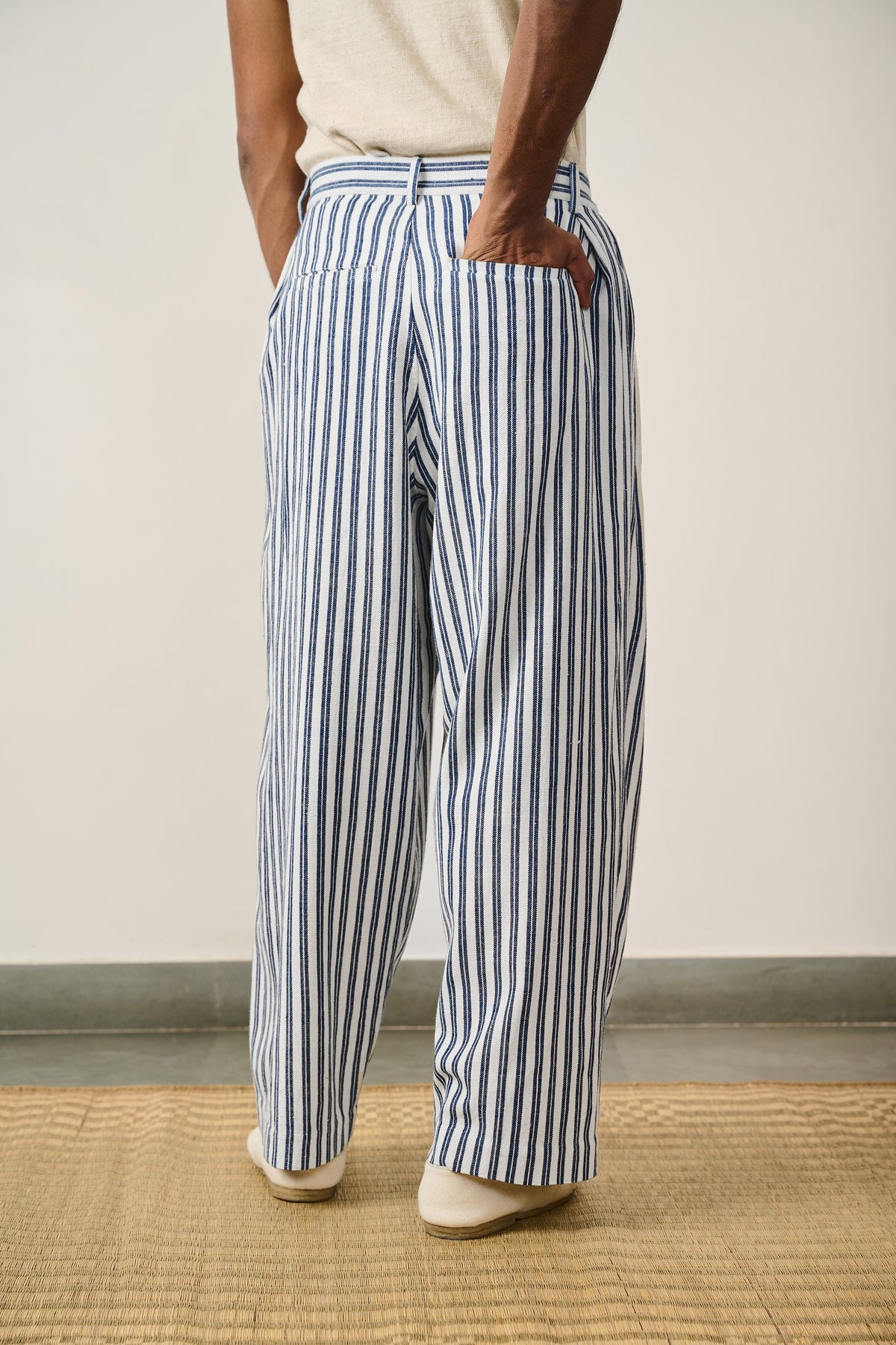 A back shot of a man wearing medium indigo pant