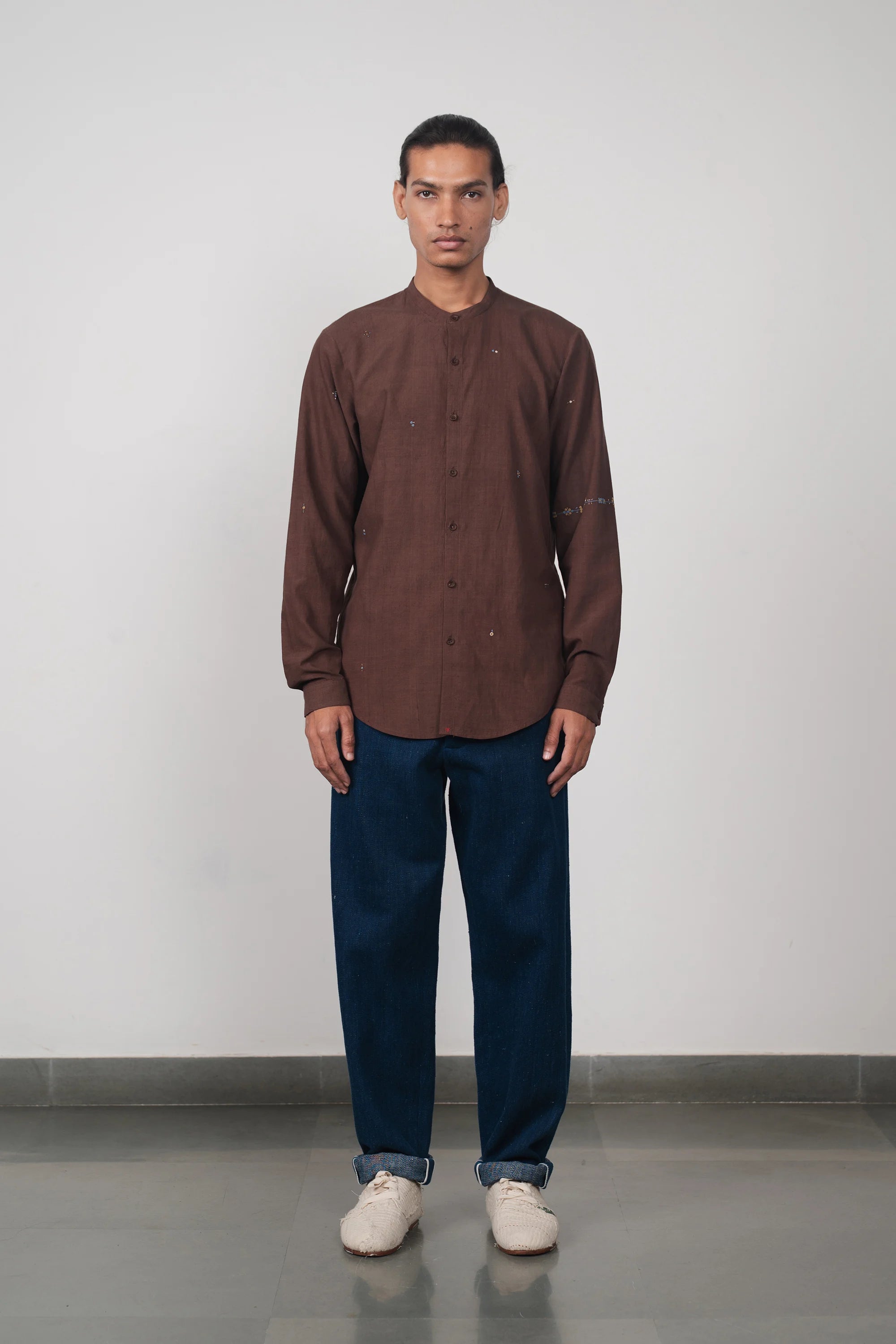 A man wearing indigo pant