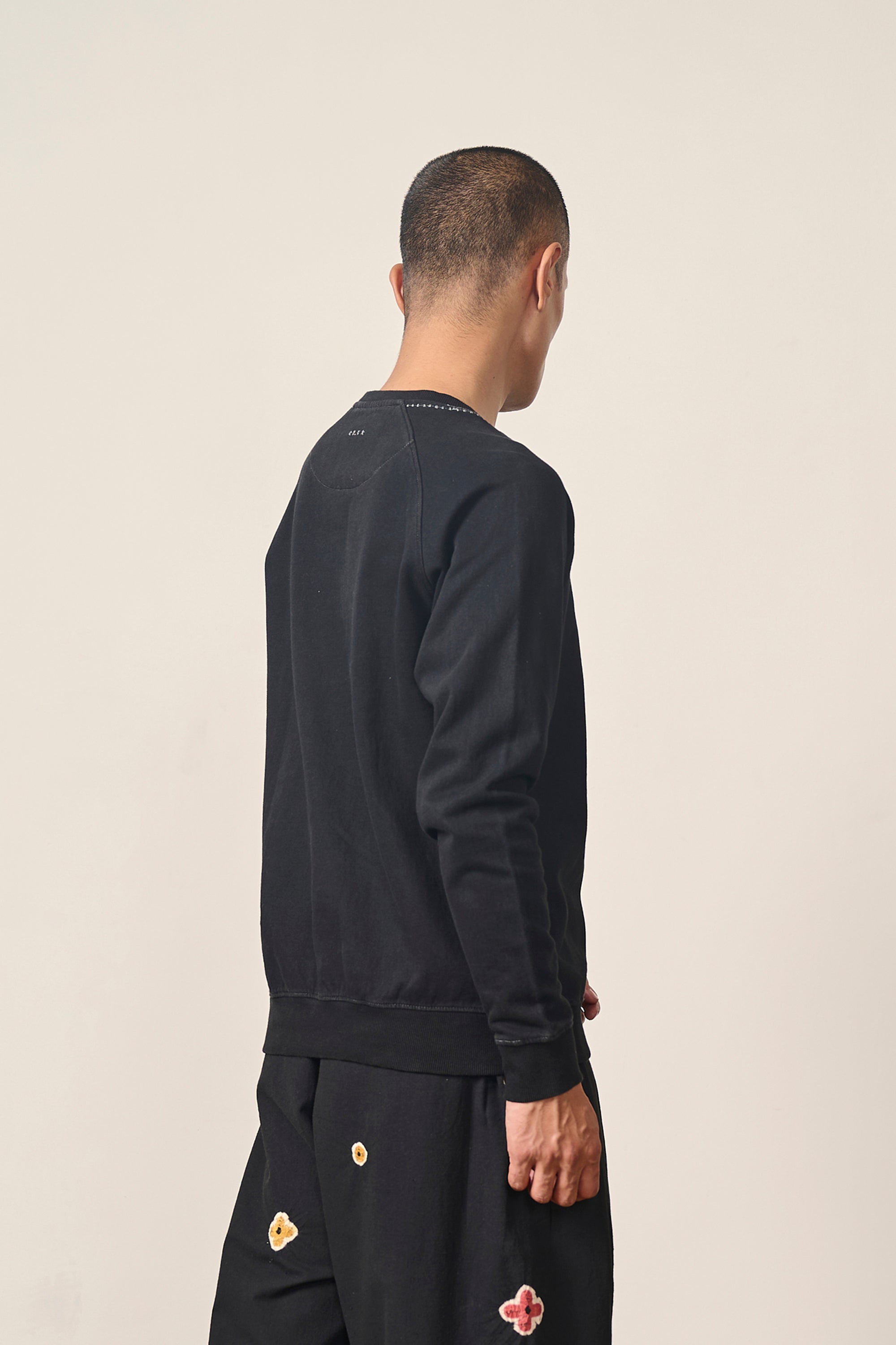 BLACK SWEATSHIRT