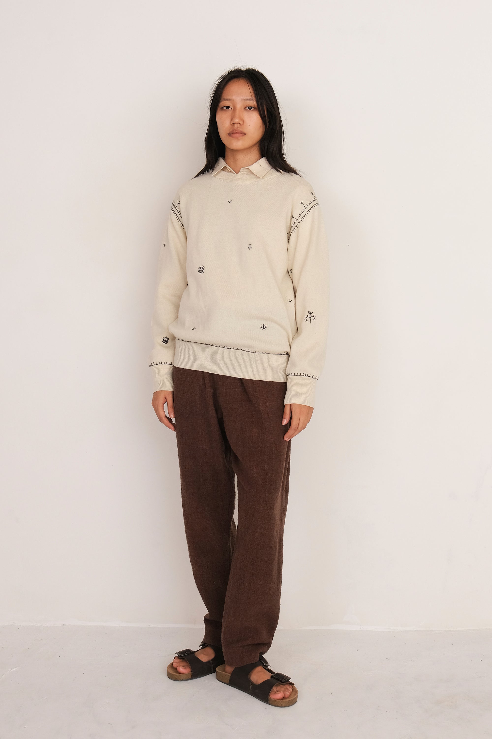 A woman wearing ecru sweatshirt shirt