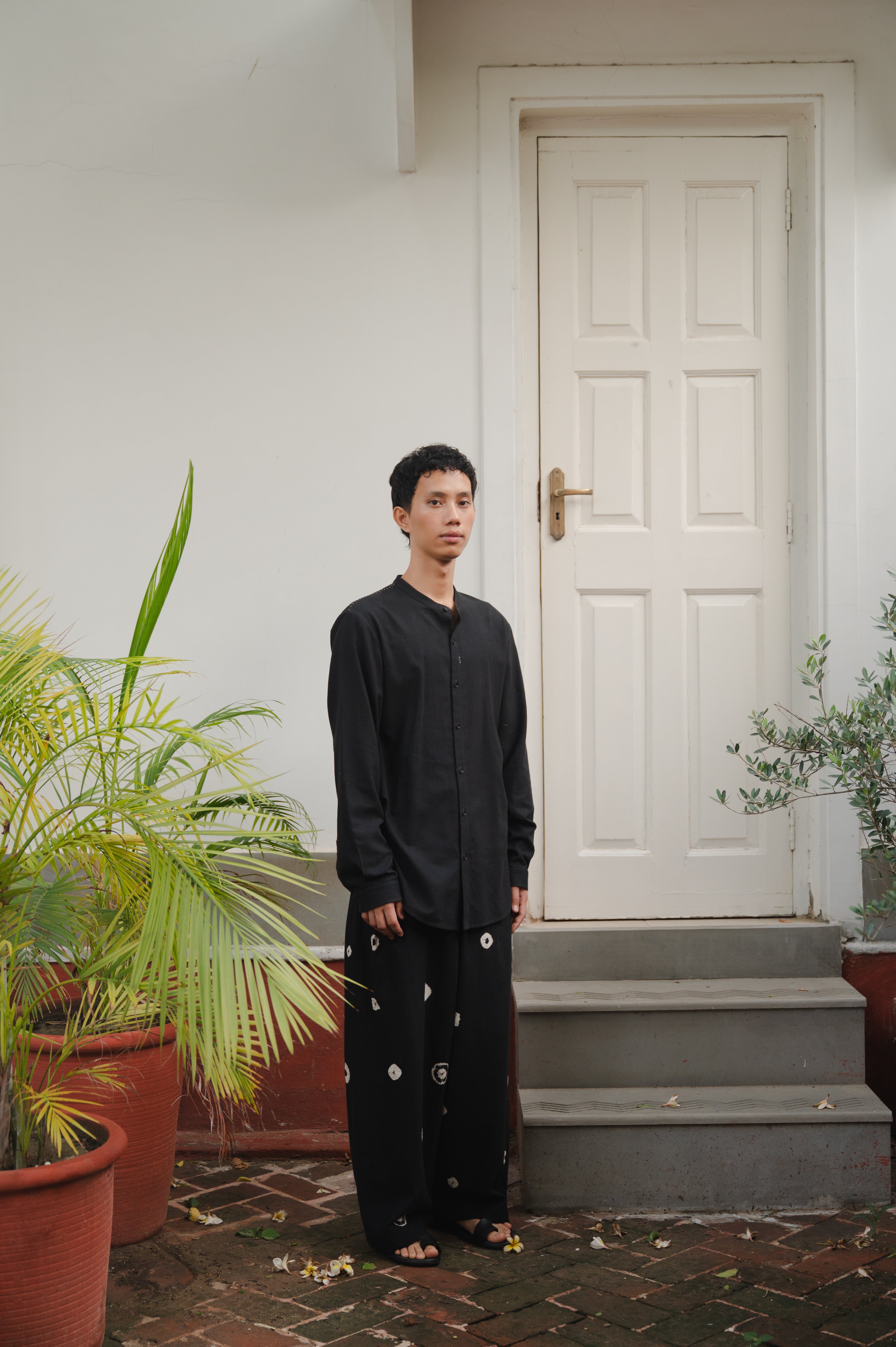 BLACK BAND COLLAR SHIRT