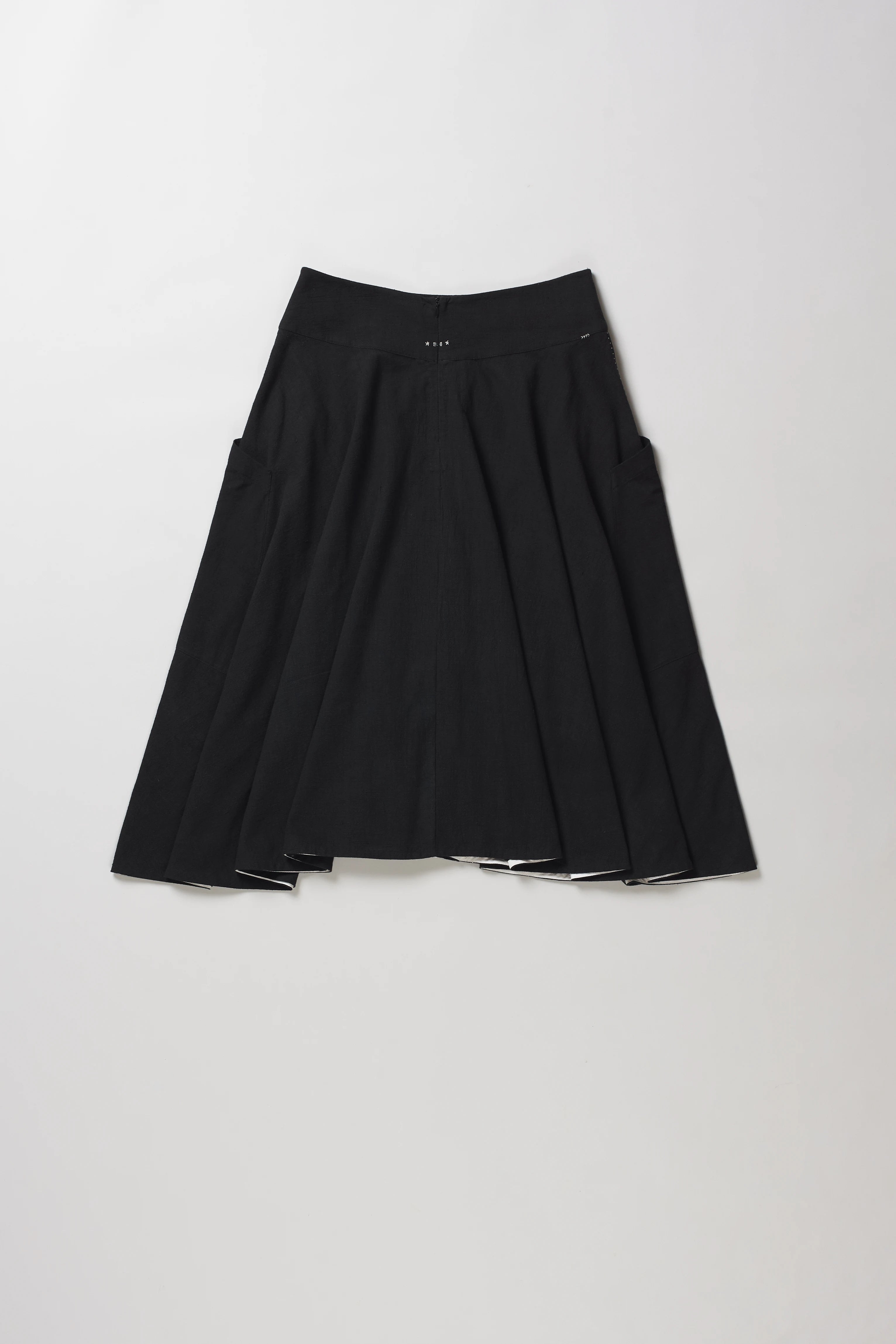 Light Volume Skirt in Black