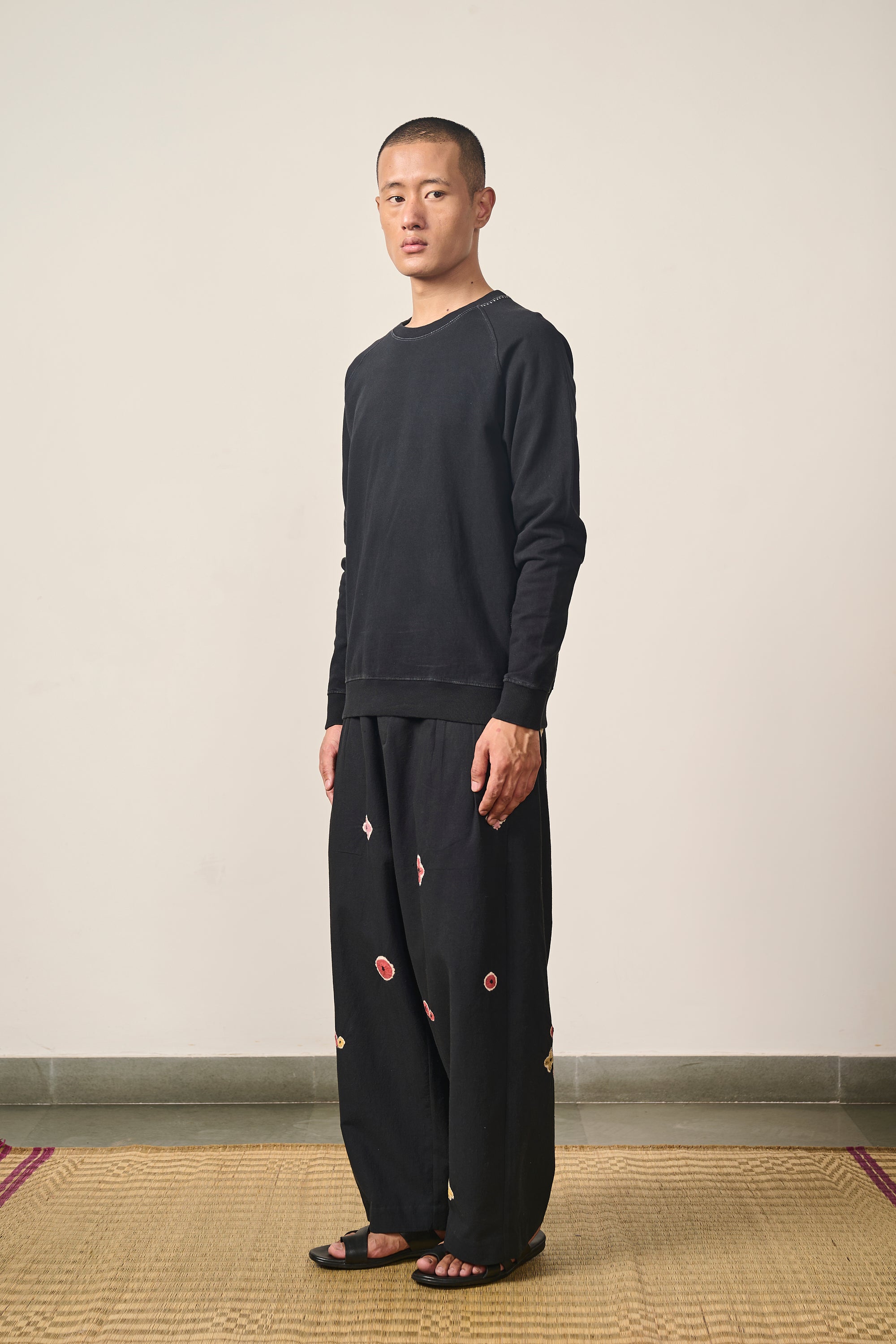 BLACK SWEATSHIRT