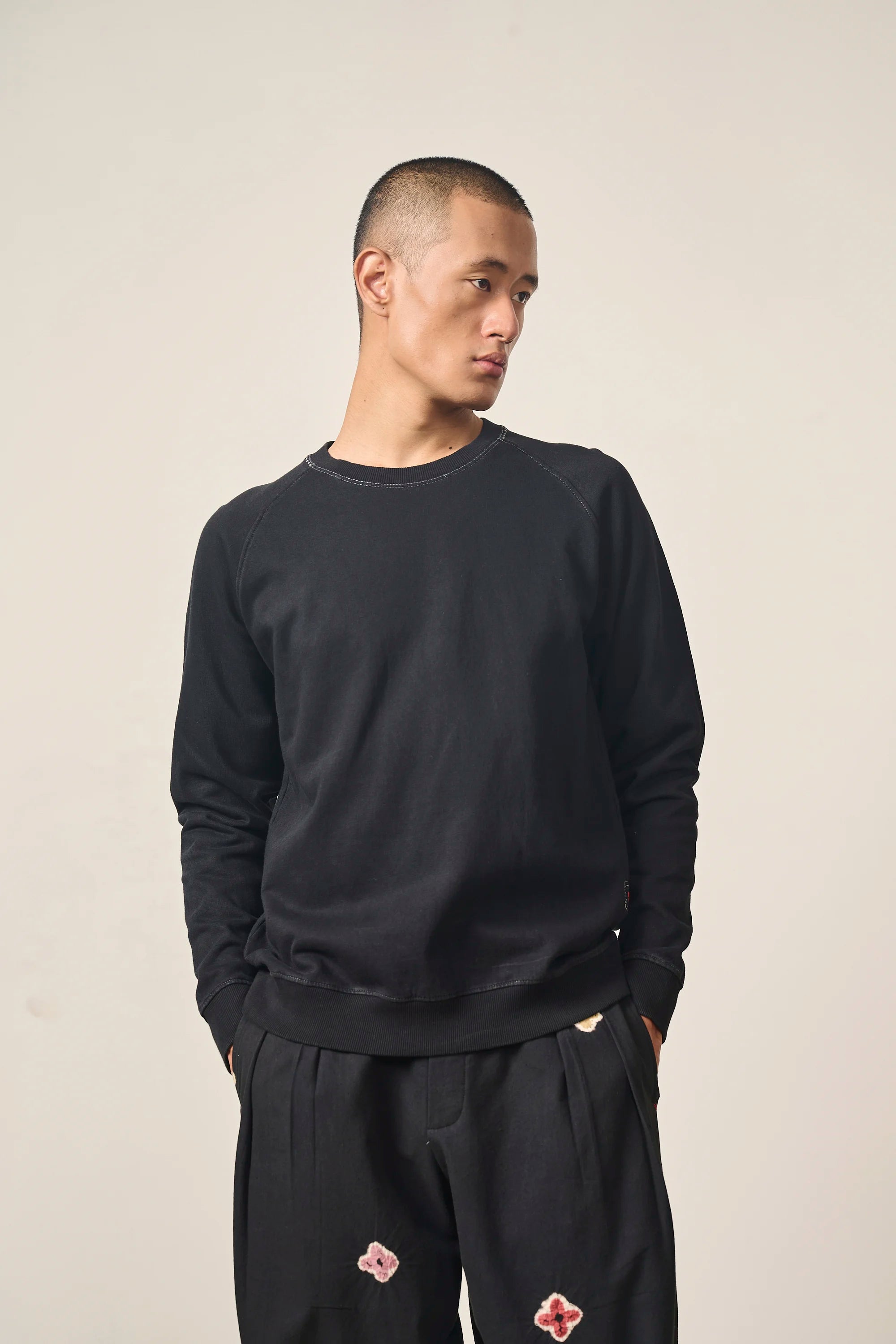 BLACK SWEATSHIRT