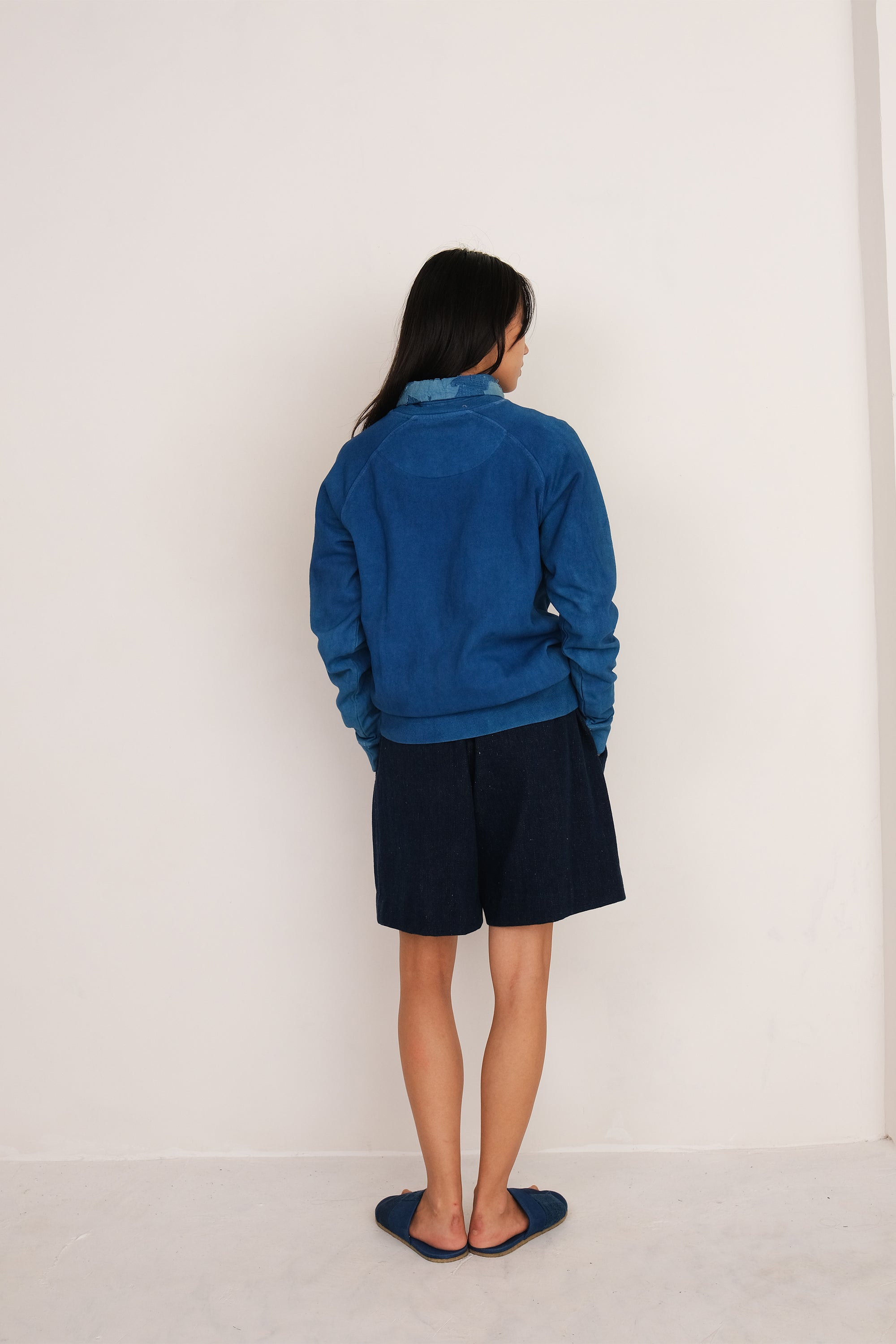 MEDIUM INDIGO SOLID ORGANIC COTTON SWEATSHIRT