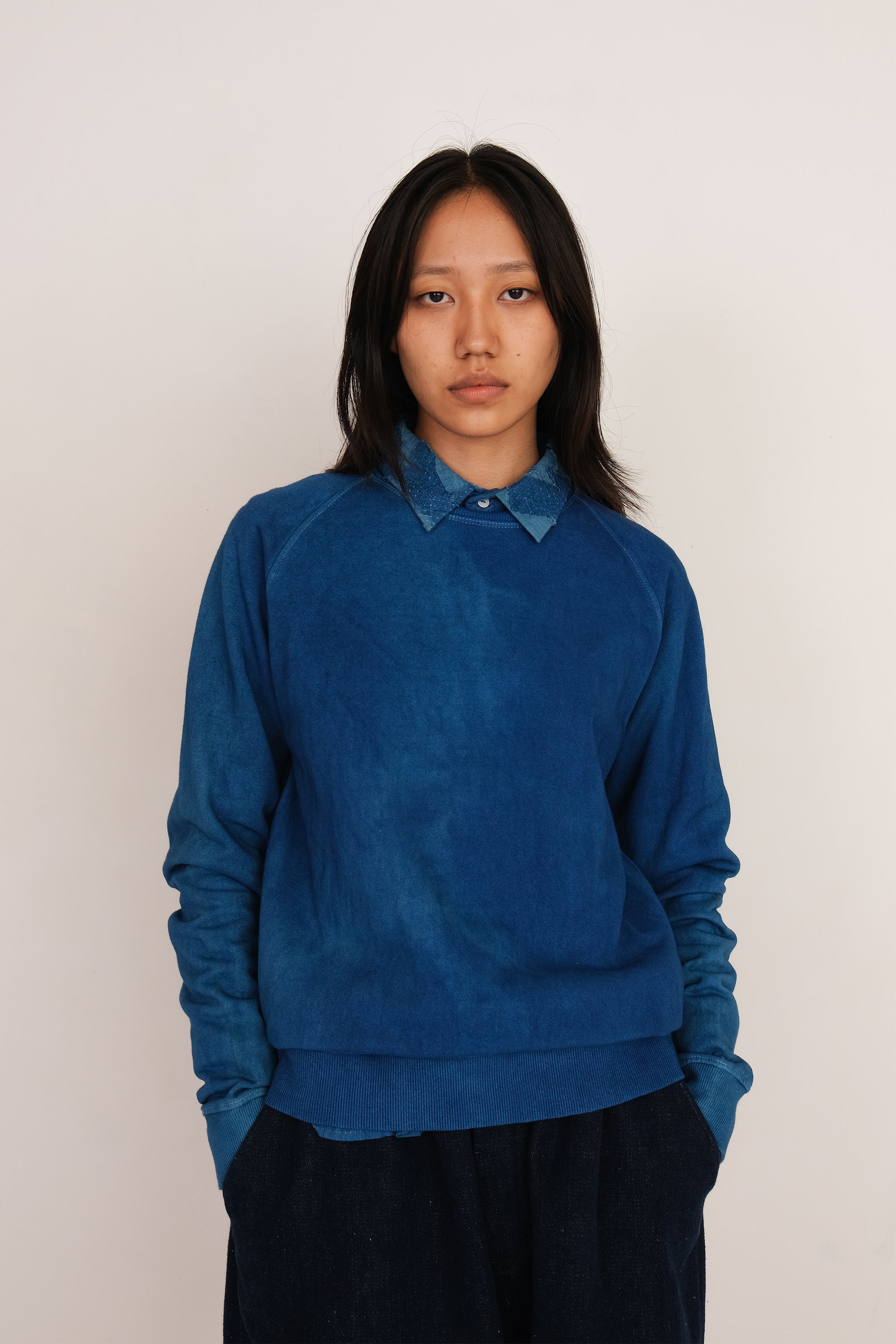 MEDIUM INDIGO SOLID ORGANIC COTTON SWEATSHIRT