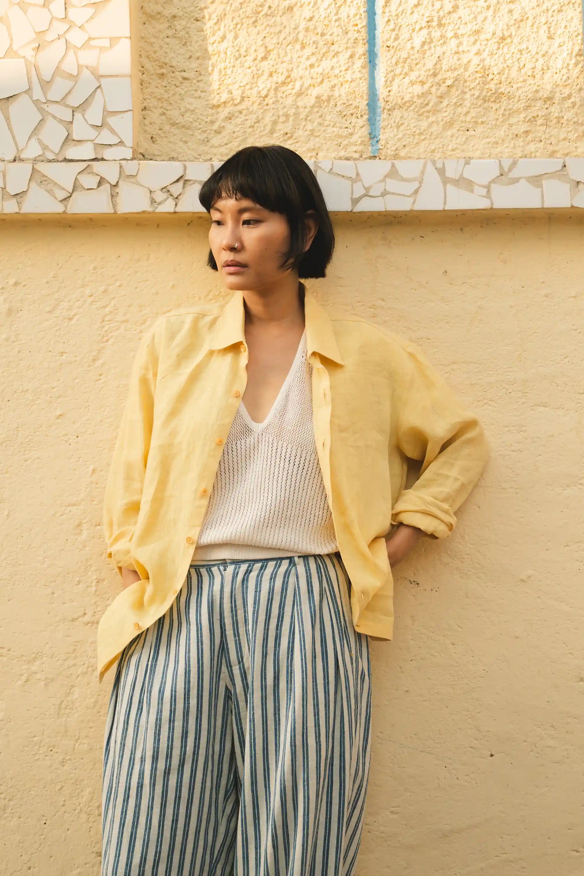 A women wearing linen shirt