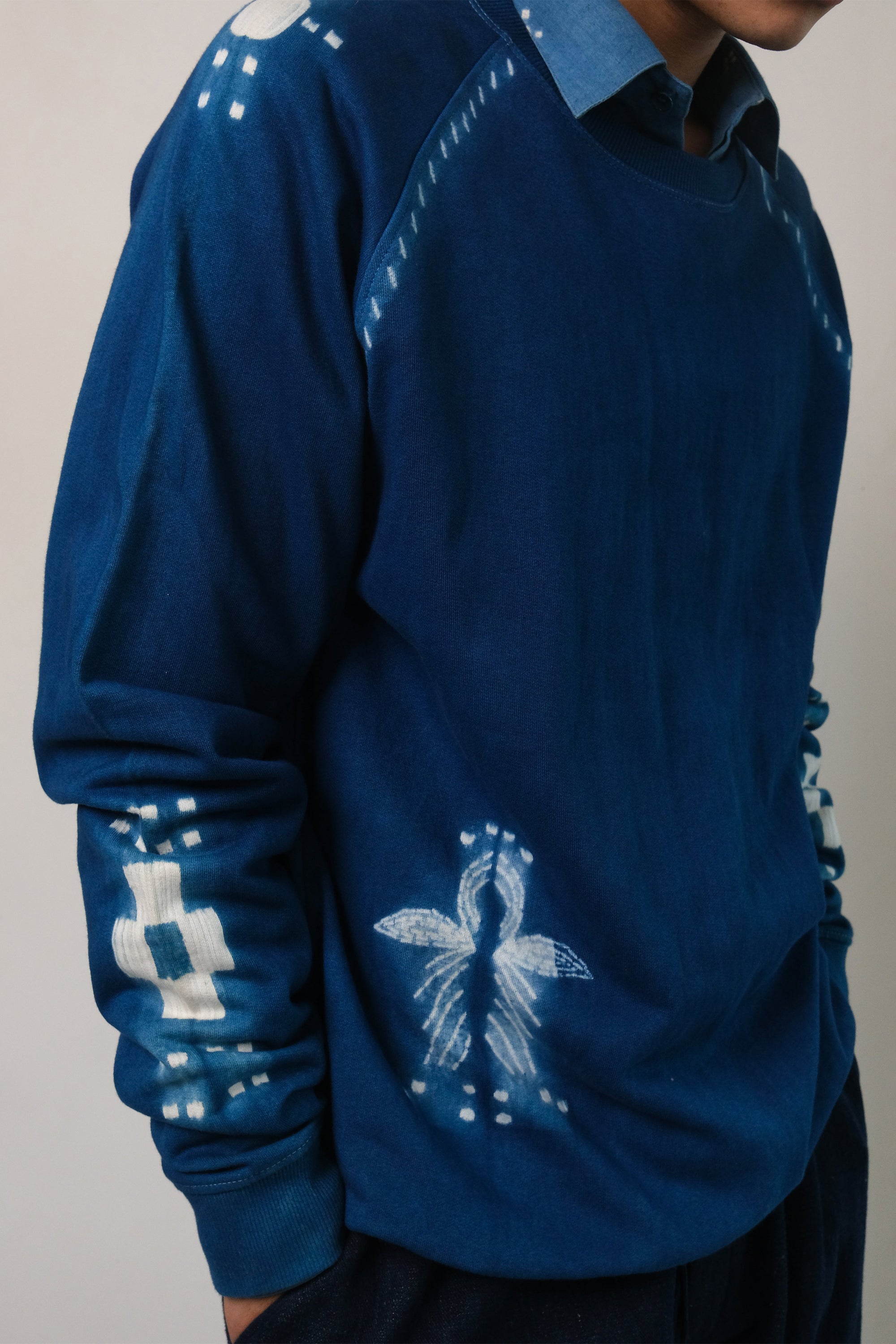 MEDIUM INDIGO COTTON SHIBORI SWEATSHIRT