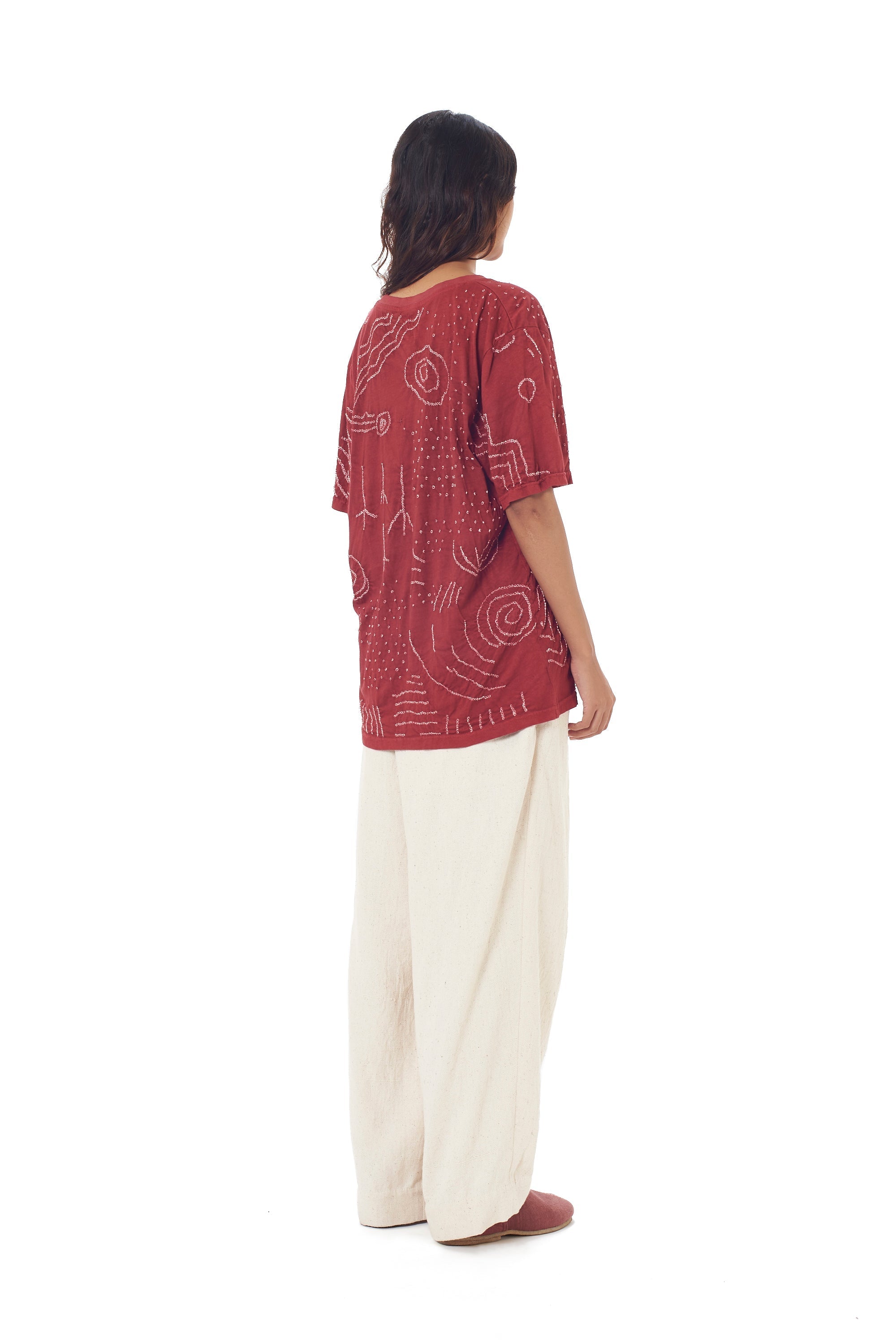 CRIMSON PINK STATEMENT T-SHIRT CRAFTED WITH ALL-OVER BANDHANI MOTIFS