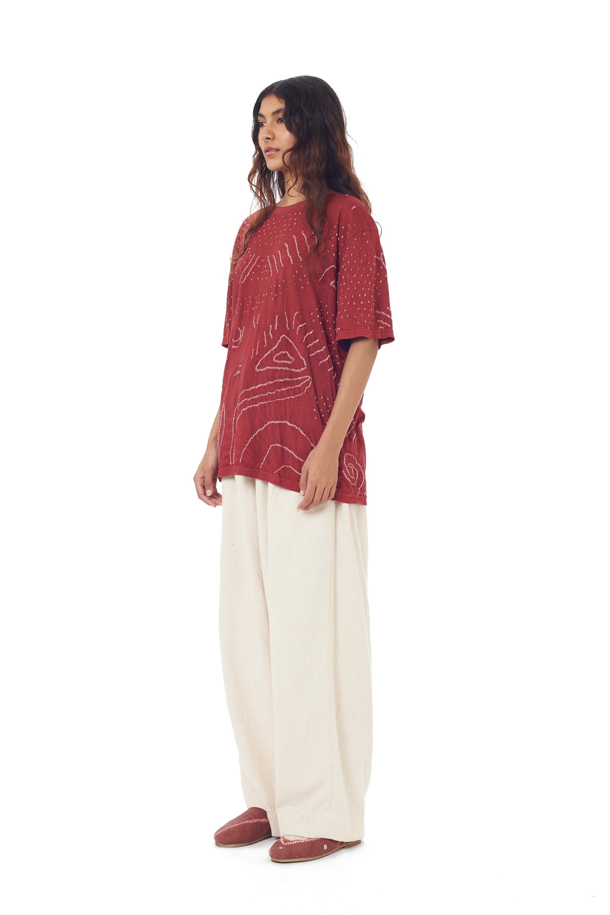 CRIMSON PINK STATEMENT T-SHIRT CRAFTED WITH ALL-OVER BANDHANI MOTIFS