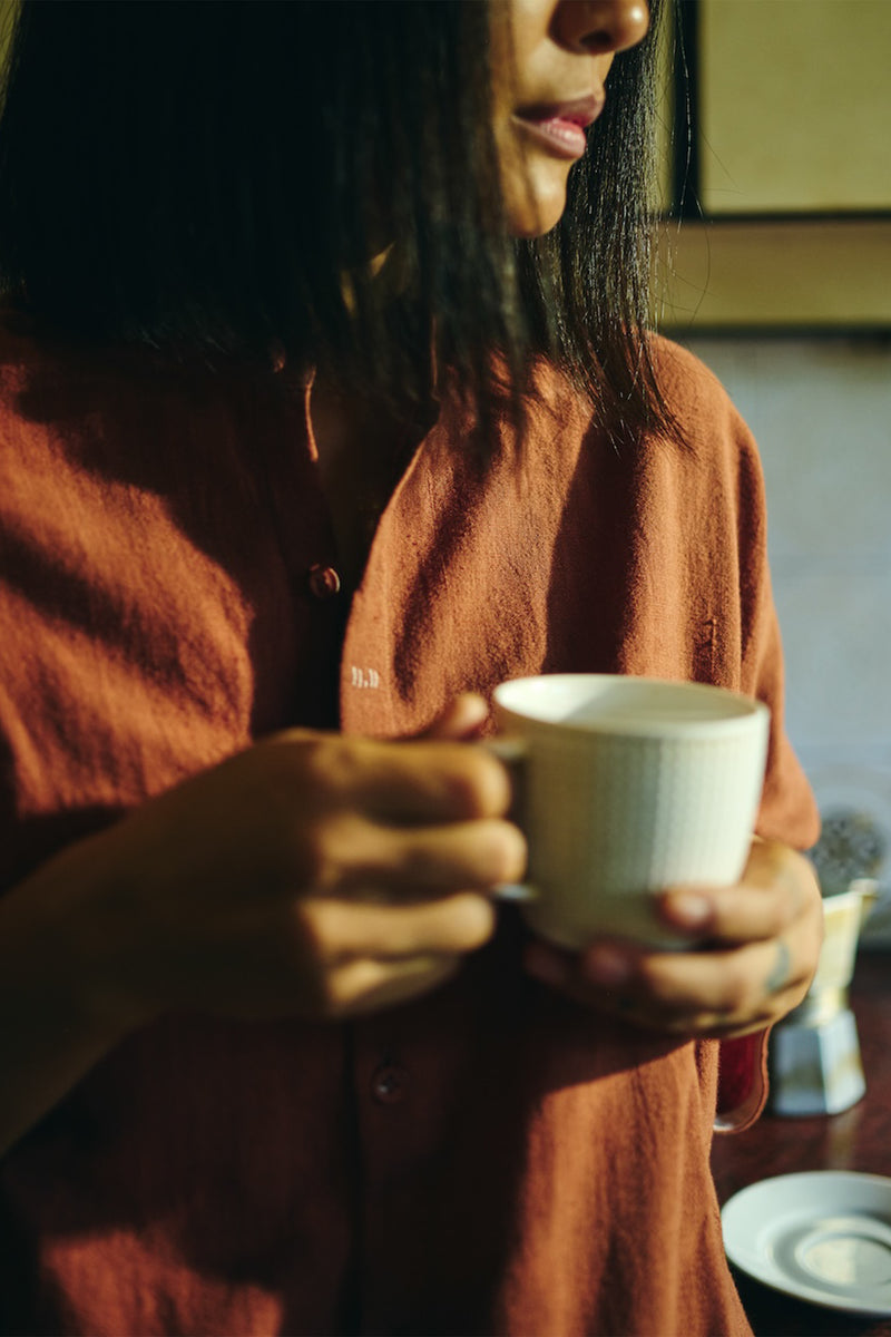 UNGENDERED COTTON SHIRT IN BRICK RED