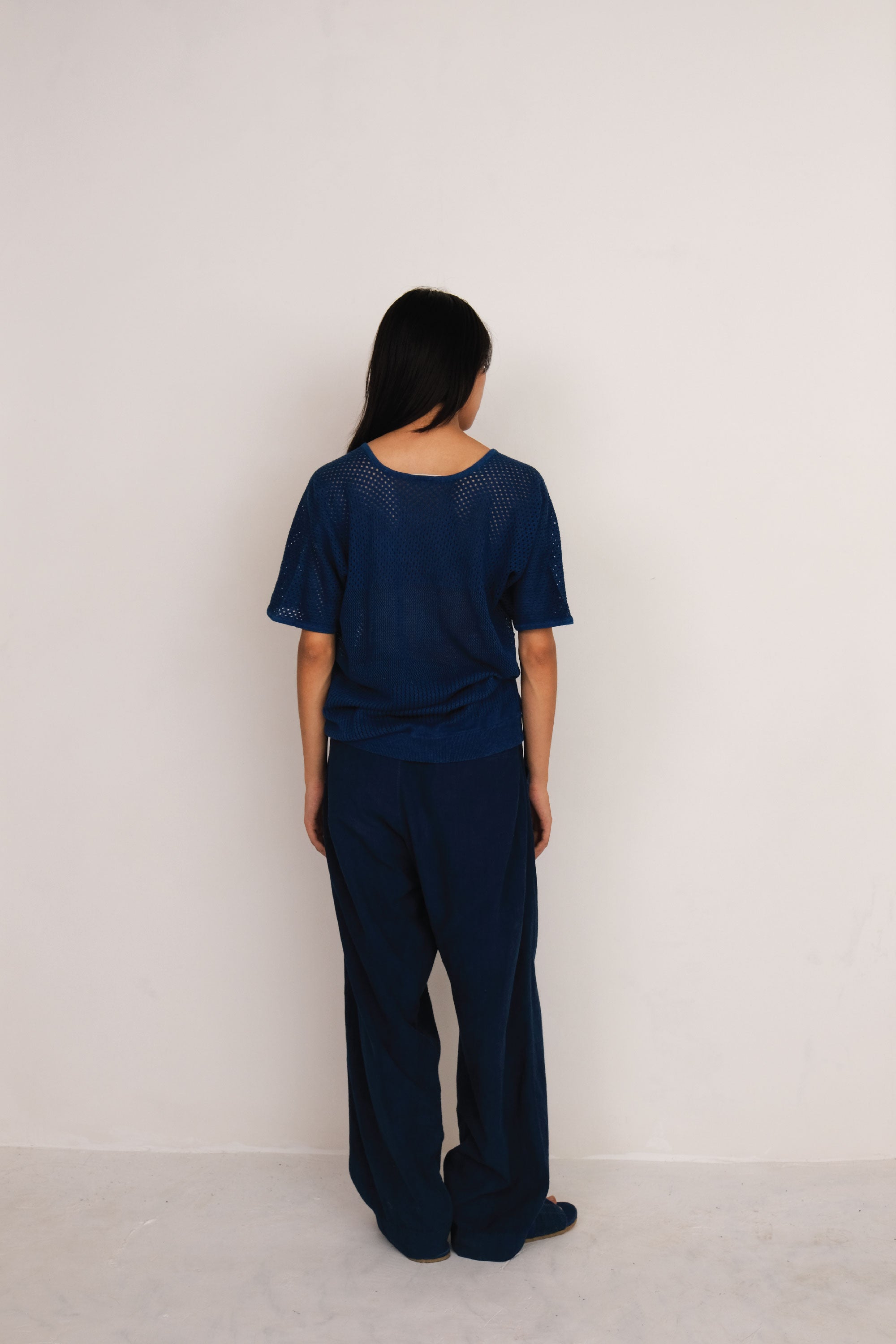 WOMEN'S PLUNGE NECK T-SHIRT IN INDIGO