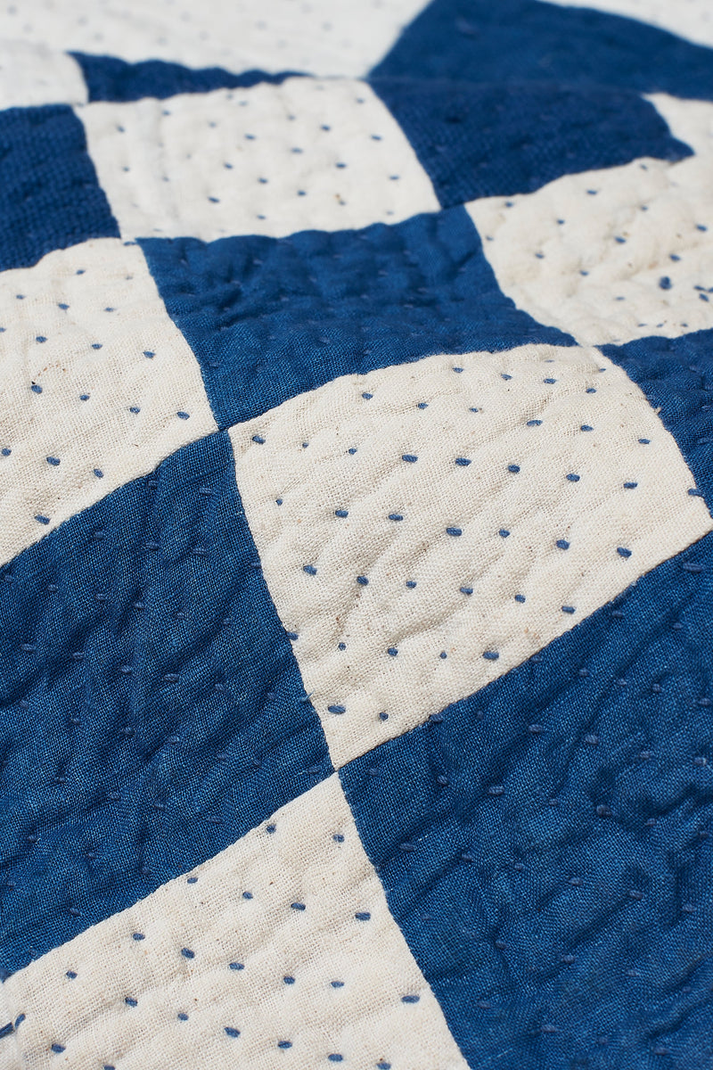 CHEQUERED PATCHWORK QUILT IN SHADES OF ECRU AND INDIGO