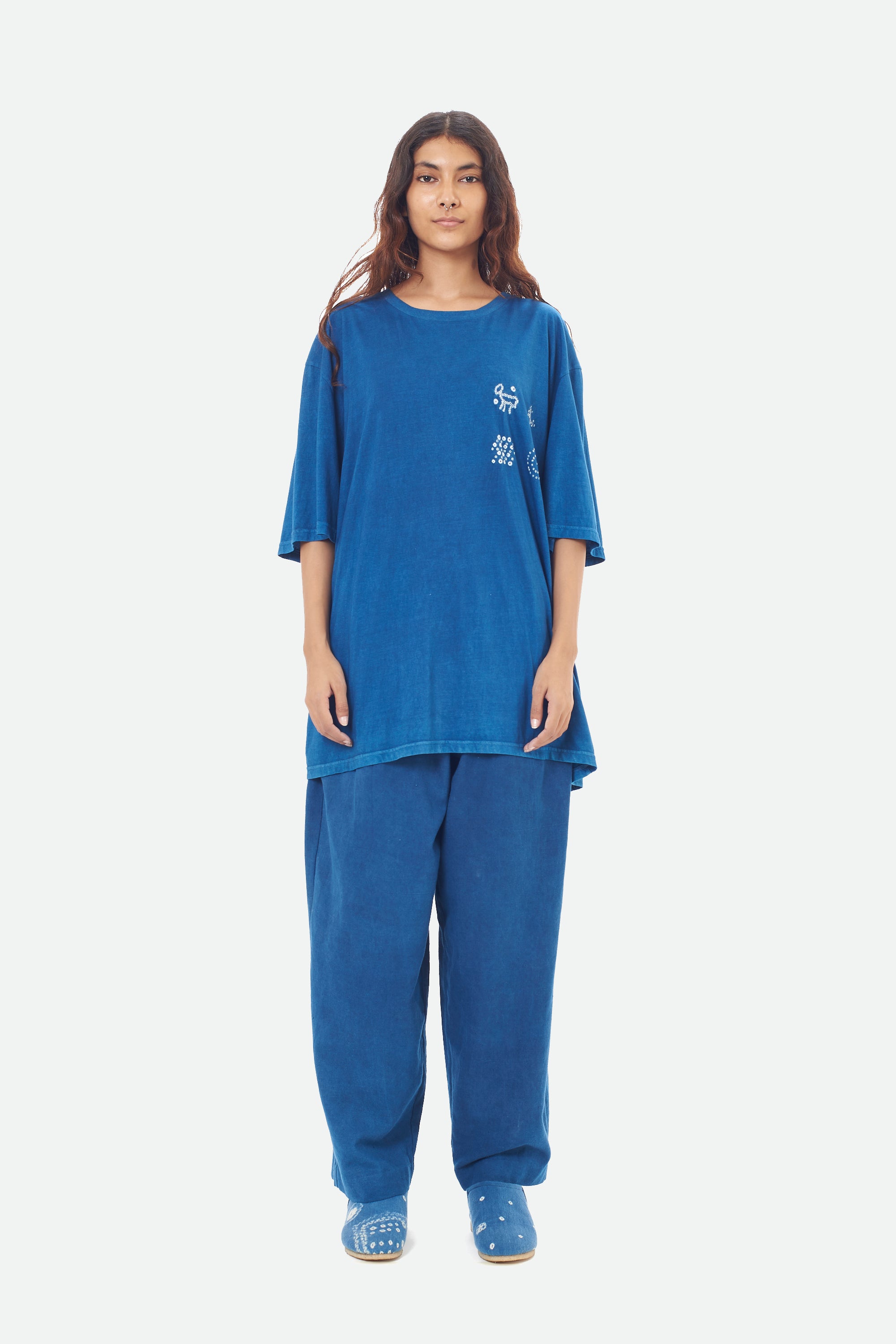UNGENDERED INDIGO ORGANIC COTTON T-SHIRT CRAFTED WITH BANDHANI