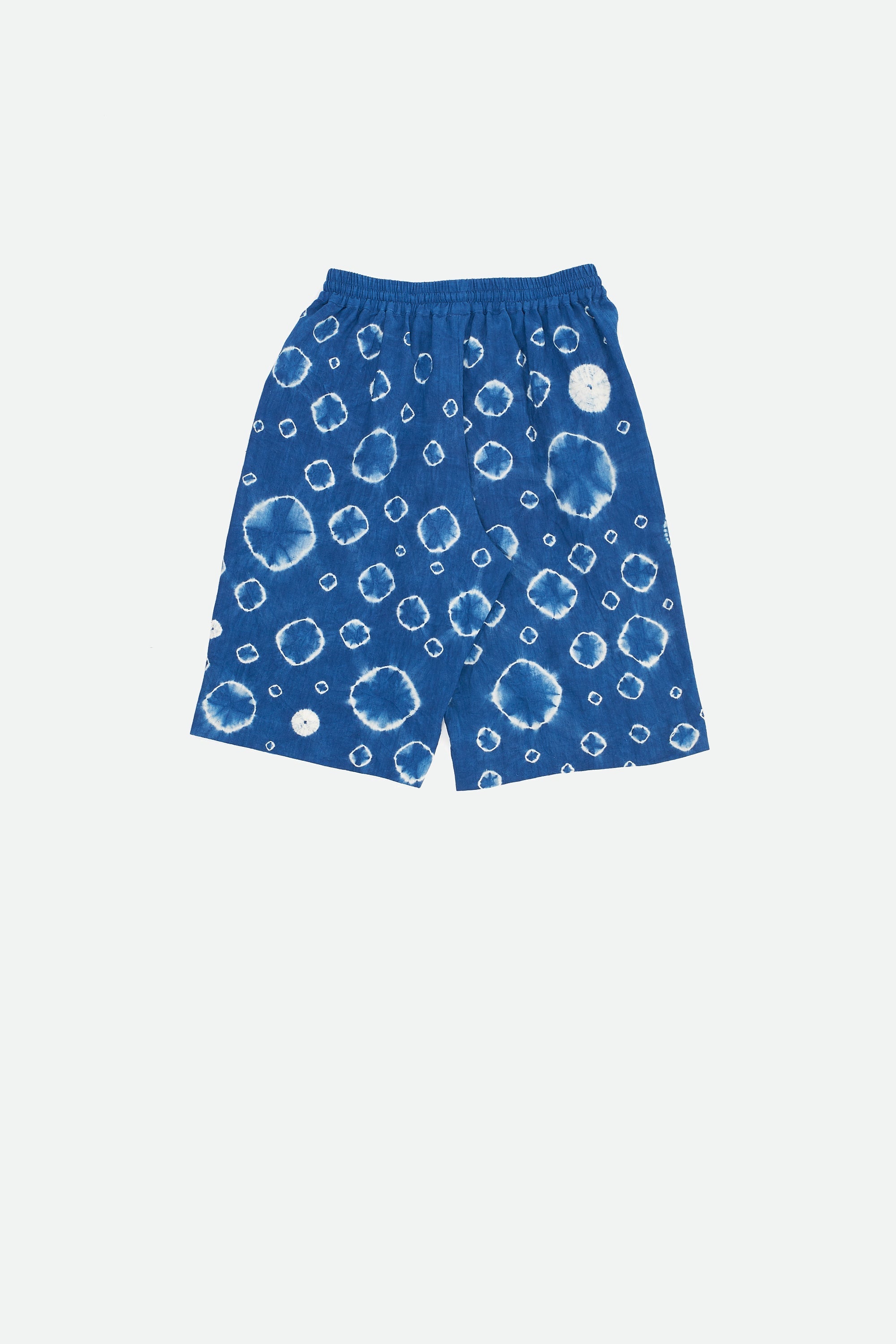 MEDIUM INDIGO RELAXED ORGANIC COTTON SHORTS SPECKLED WITH SHIBORI PATTERN