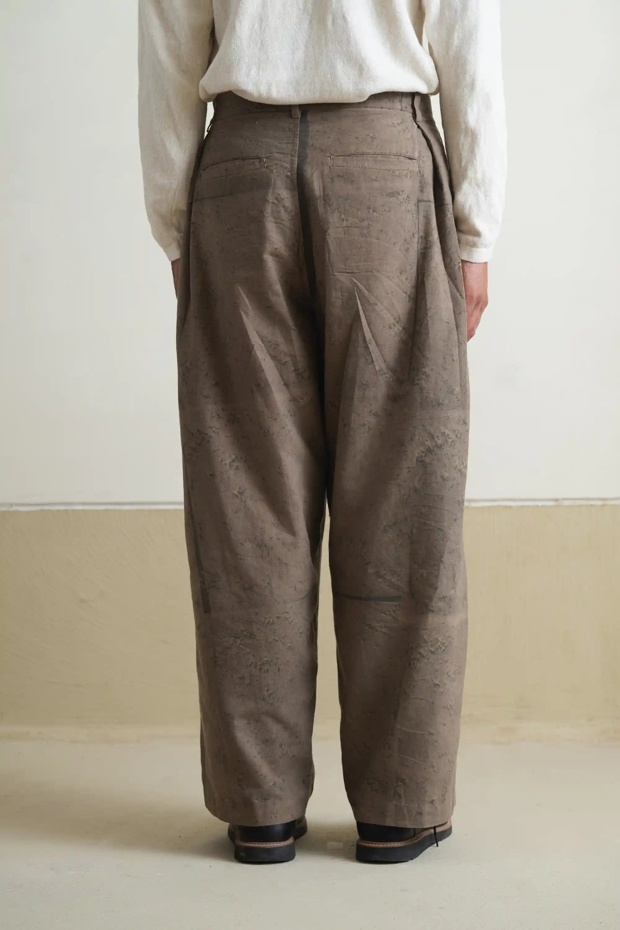 A back shot of a man wearing khaki green pant